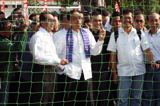 Jokowi jajal lapangan futsal baru di Taman Waduk Pluit