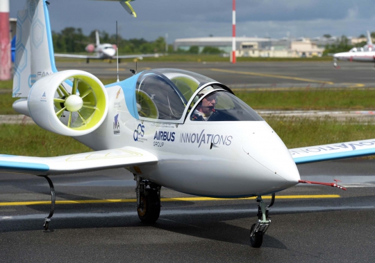 Airbus luncurkan pesawat listrik e-Fan 2.0