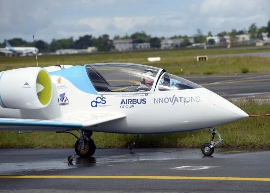 Airbus luncurkan pesawat listrik e-Fan 2.0