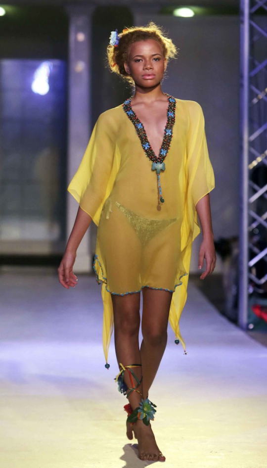 Pose seksi para model berkulit hitam di Tobago Fashion Coda