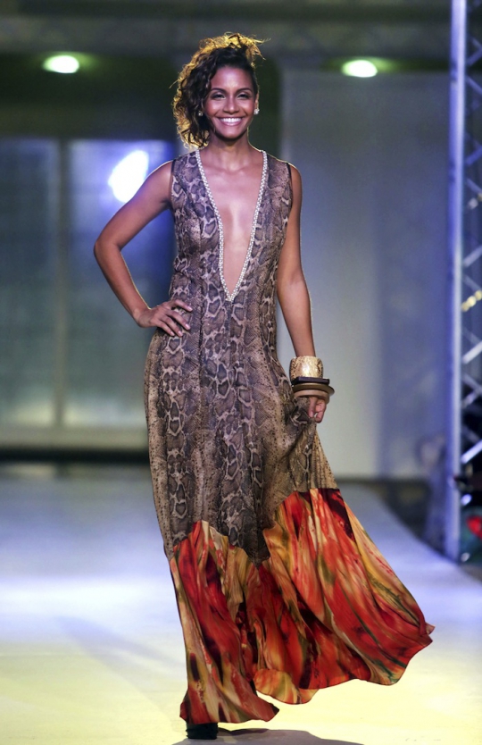 Pose seksi para model berkulit hitam di Tobago Fashion Coda