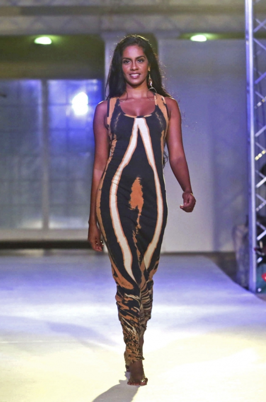 Pose seksi para model berkulit hitam di Tobago Fashion Coda