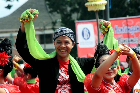 Melihat kemeriahan parade Banyumas Extravaganza 2014