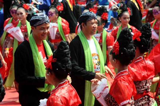 Melihat kemeriahan parade Banyumas Extravaganza 2014