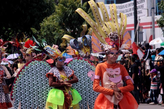 Melihat kemeriahan parade Banyumas Extravaganza 2014