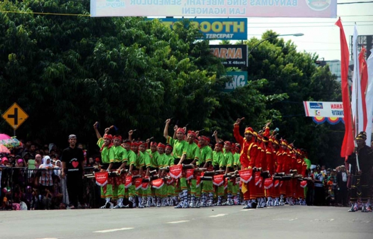 Melihat kemeriahan parade Banyumas Extravaganza 2014