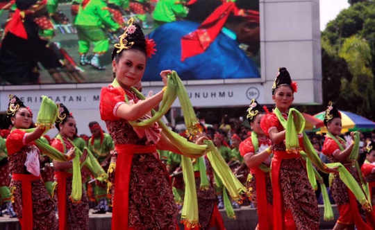 Melihat kemeriahan parade Banyumas Extravaganza 2014