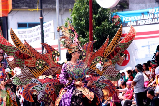 Melihat kemeriahan parade Banyumas Extravaganza 2014