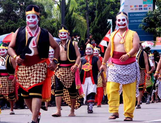 Melihat kemeriahan parade Banyumas Extravaganza 2014