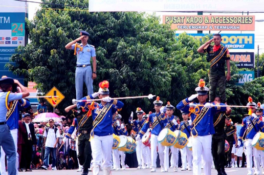 Melihat kemeriahan parade Banyumas Extravaganza 2014