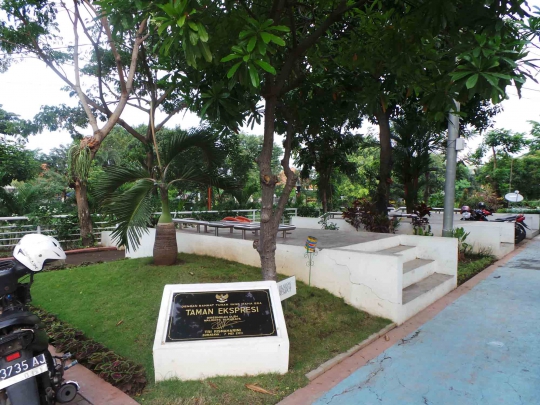 Cantiknya Taman Ekspresi buatan Risma di Kota Pahlawan