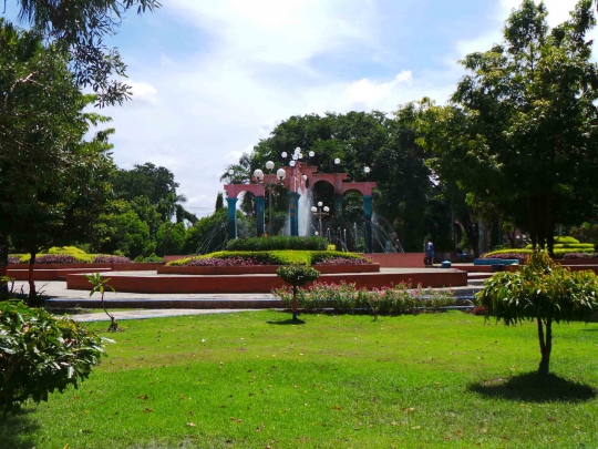 Cantiknya Taman Ekspresi buatan Risma di Kota Pahlawan