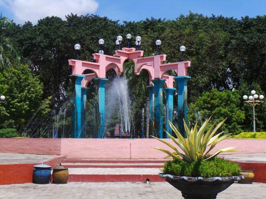 Cantiknya Taman Ekspresi buatan Risma di Kota Pahlawan