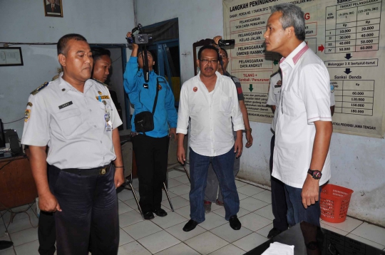 Ini wajah emosi Ganjar saat temukan pungli di jembatan timbang