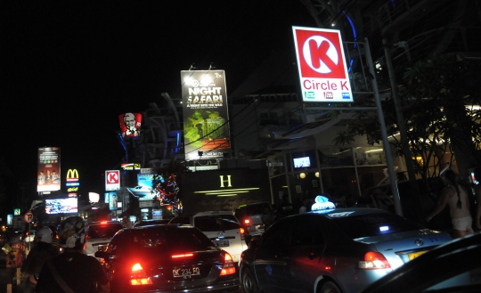 Menengok kehidupan malam di Jalan Legian, Kuta Bali
