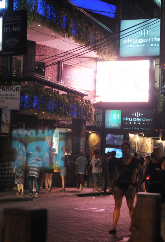 Menengok kehidupan malam di Jalan Legian, Kuta Bali