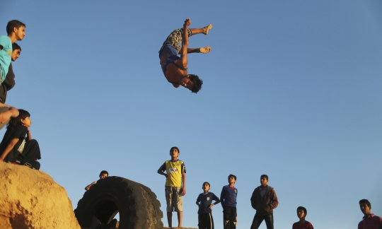 Aksi ekstrem para ABG Palestina berlatih 'parkour'