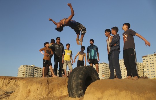 Aksi ekstrem para ABG Palestina berlatih 'parkour'