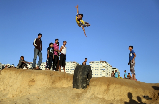Aksi ekstrem para ABG Palestina berlatih 'parkour'