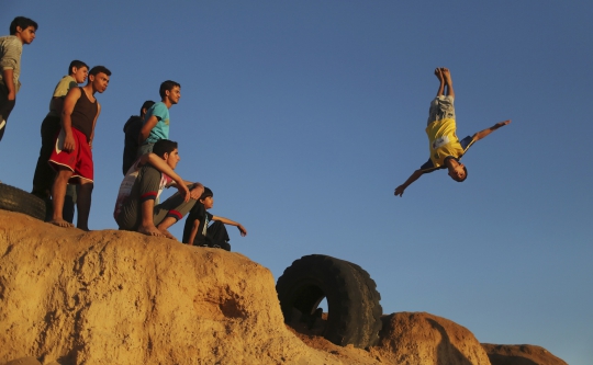 Aksi ekstrem para ABG Palestina berlatih 'parkour'