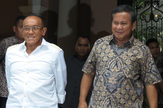 Keakraban Prabowo saat bertemu Ical