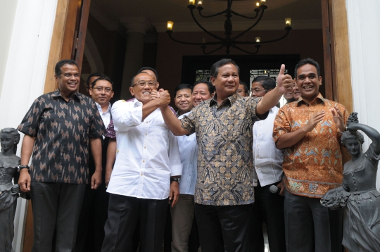 Keakraban Prabowo saat bertemu Ical