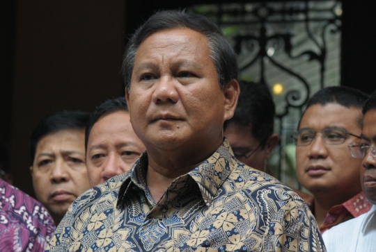 Keakraban Prabowo saat bertemu Ical