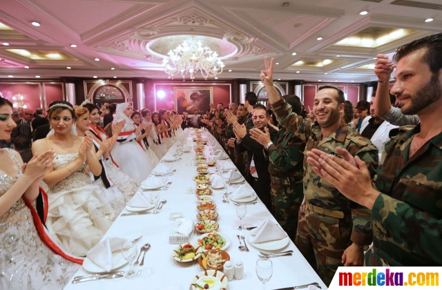 Foto : Puluhan pasukan militer Bashar al-Assad nikah 