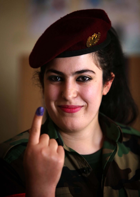 Mengintip gaya tentara wanita Kurdi saat ikut pemilu Irak