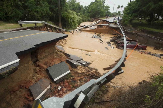 Terjangan banjir bandang hancurkan jalanan di Florida