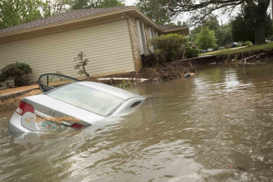 Terjangan banjir bandang hancurkan jalanan di Florida