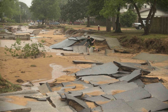 Terjangan banjir bandang hancurkan jalanan di Florida