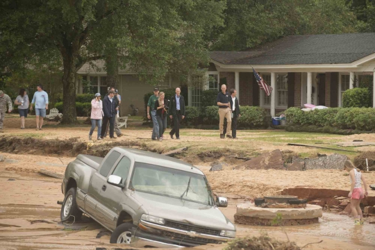 Terjangan banjir bandang hancurkan jalanan di Florida