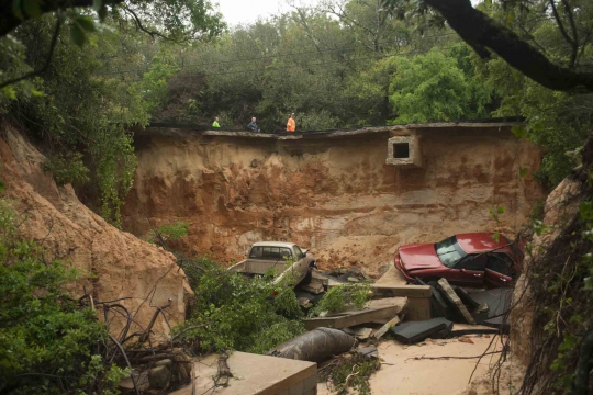 Terjangan banjir bandang hancurkan jalanan di Florida