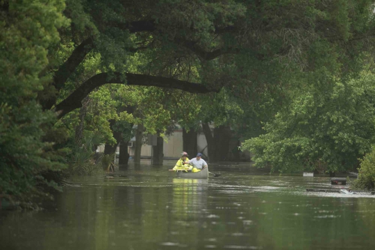 Terjangan banjir bandang hancurkan jalanan di Florida