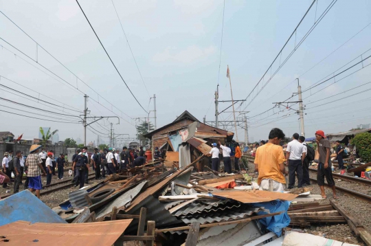 Sterilisasi bangunan liar pinggir rel kereta api di Tanah Abang