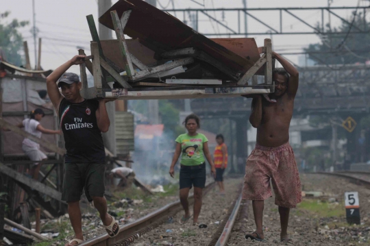 Sterilisasi bangunan liar pinggir rel kereta api di Tanah Abang