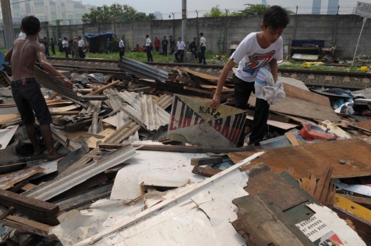 Sterilisasi bangunan liar pinggir rel kereta api di Tanah Abang