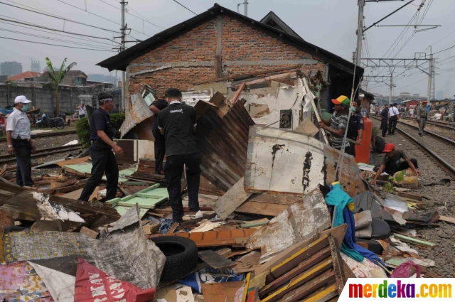 Foto : Sterilisasi bangunan liar pinggir rel kereta api di 