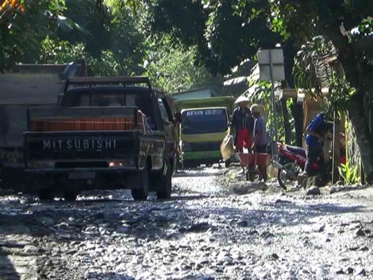 Parahnya jalan rusak di jalur evakuasi Merapi