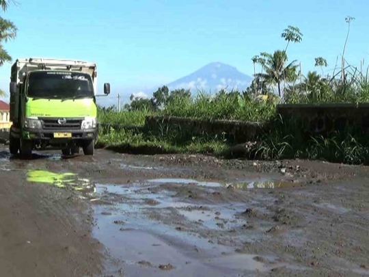 Parahnya jalan rusak di jalur evakuasi Merapi