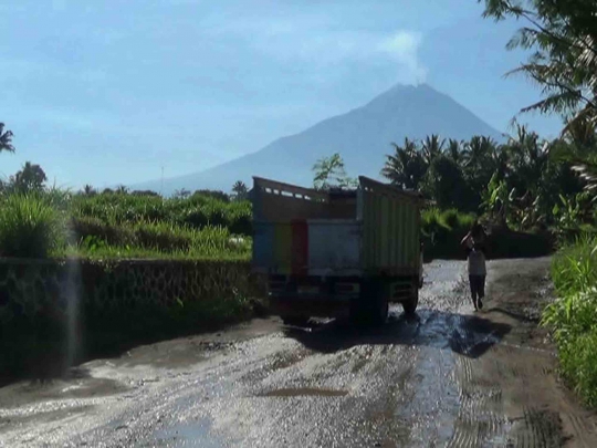 Parahnya jalan rusak di jalur evakuasi Merapi