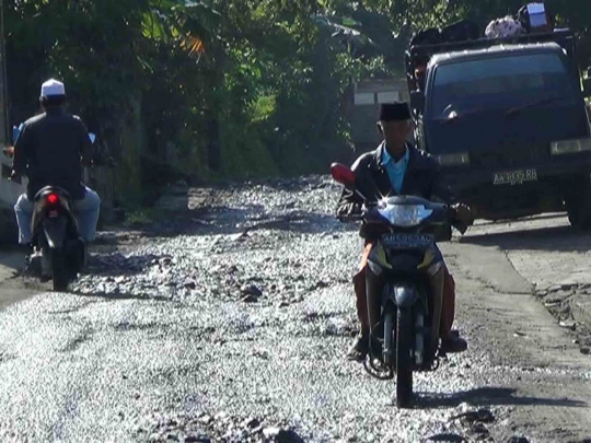 Parahnya jalan rusak di jalur evakuasi Merapi