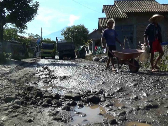Parahnya jalan rusak di jalur evakuasi Merapi