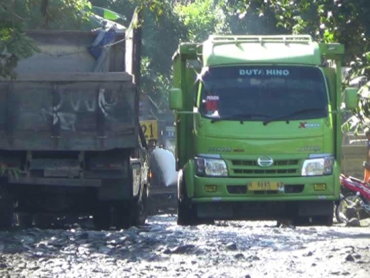 Parahnya jalan rusak di jalur evakuasi Merapi