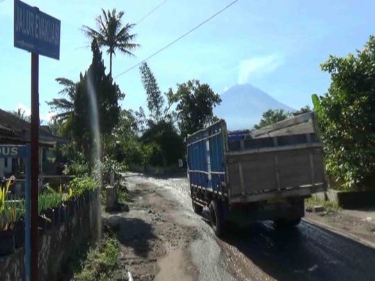 Parahnya jalan rusak di jalur evakuasi Merapi
