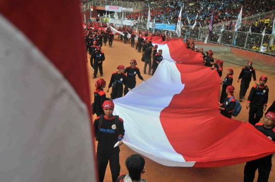 Bendera raksasa sepanjang 100 meter hiasi May Day di GBK