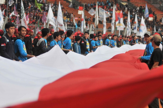 Bendera raksasa sepanjang 100 meter hiasi May Day di GBK