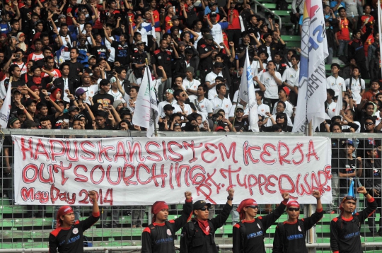 Bendera raksasa sepanjang 100 meter hiasi May Day di GBK