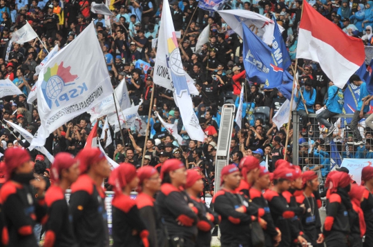 Bendera raksasa sepanjang 100 meter hiasi May Day di GBK